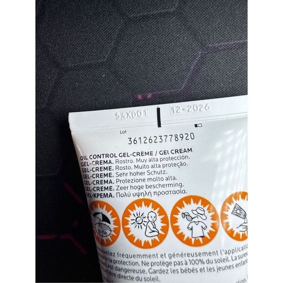 La Roche Posay Anthelios UVmune 400 Hydrating Cream SPF50+ 50ml (1.7fl oz) - Picture 3 of 4